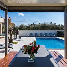 6 bedroom villa with pool near Pula, sleeps 12